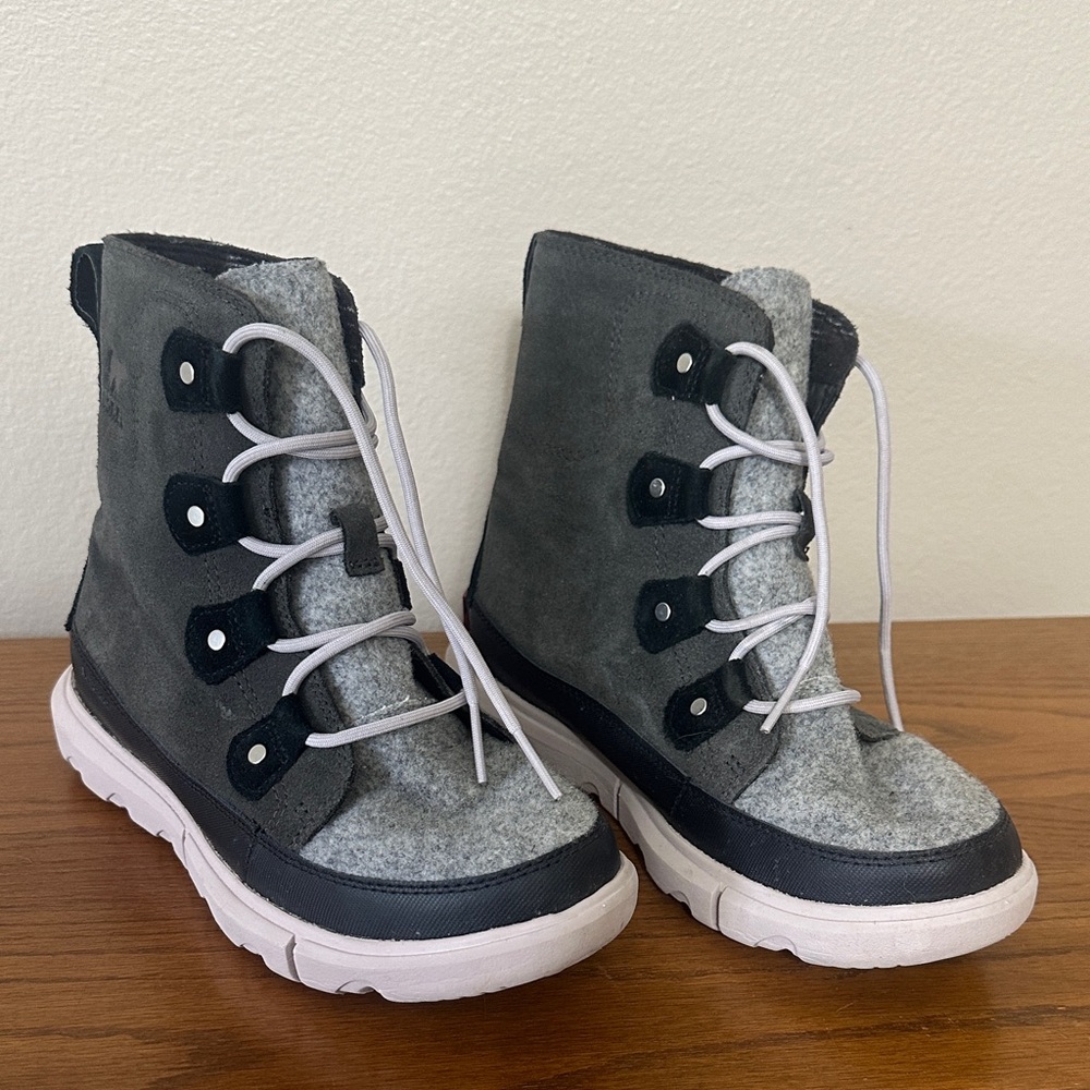 Sorel Women's Gray and Black Winter Boots